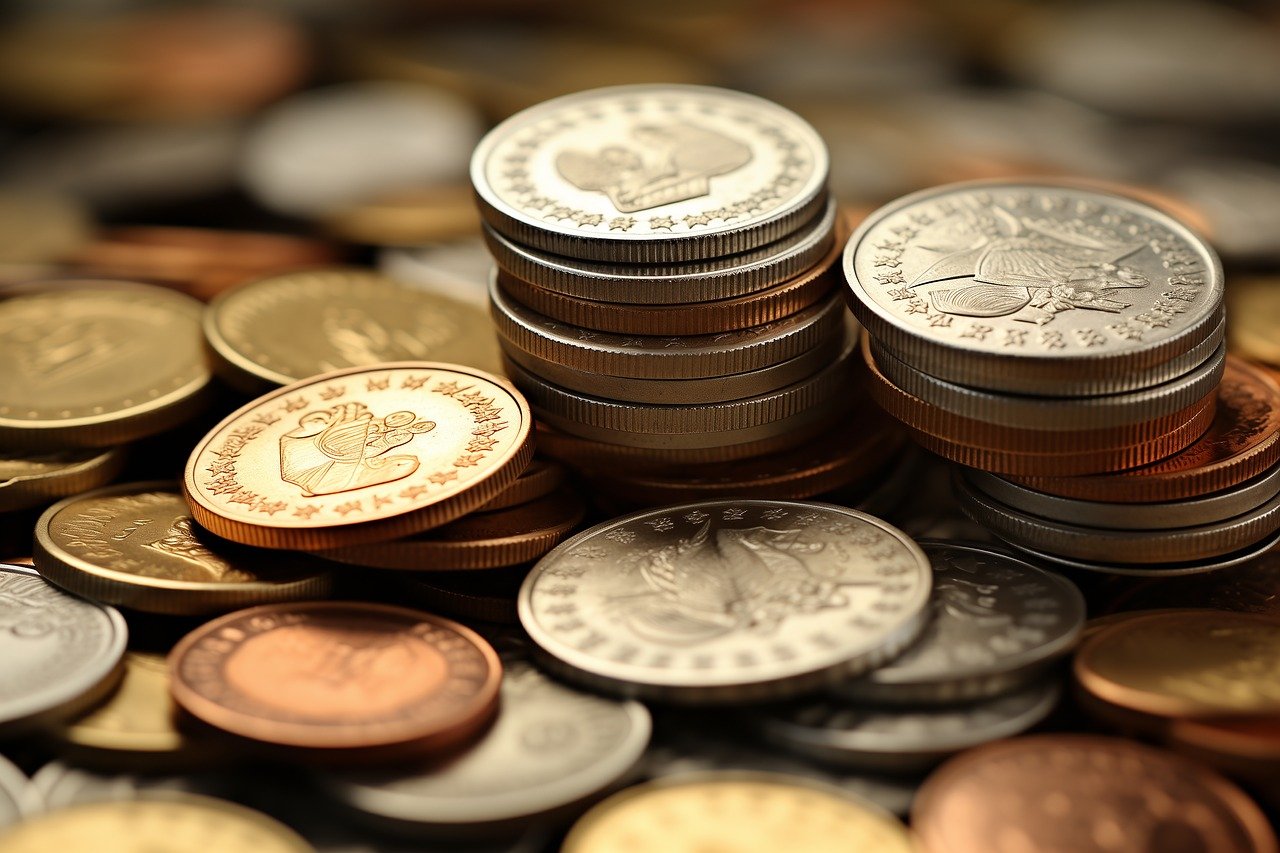 Oszustwo na portalach aukcyjnych – policja zatrzymuje 40-latka handlującego fałszywymi monetami